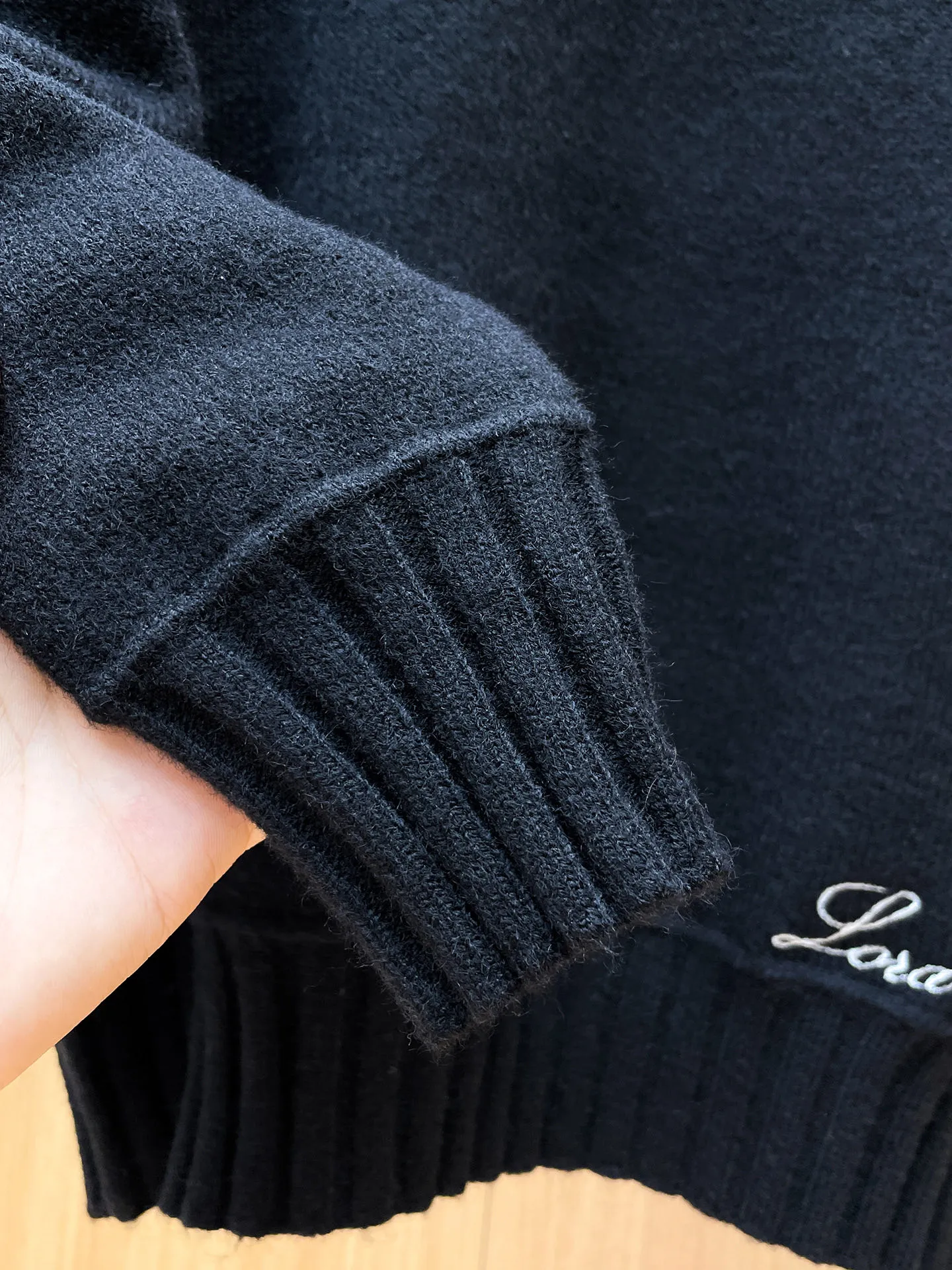 LP's new autumn and winter low-key luxury sweater, a trendy gentleman's round neck Premium sweater. Wool yarn blending. Only double-layer yarn can produce such a premium effect. It is a channel product of a trading company. It is a winter star-level item. It is easy to wear and practical. It is an all-purpose basic Versatile style. The texture is excellent. It is skin-friendly and comfortable without scratching. It is a high-end fashion base layer that is extremely comfortable whether worn alone or layered. It has an excellent texture for close-fitting wear. Demonstrate high-end and invincible fashion! Slim-fitting but not tight, with high elasticity on all sides, it is definitely a very comfortable upper body experience. It is a must-have item for winter wear! The wiring is neat and delicate, the details are exquisite, and the upper body effect is excellent. There is no age limit, and it is the best product on the Internet! Size: S M L